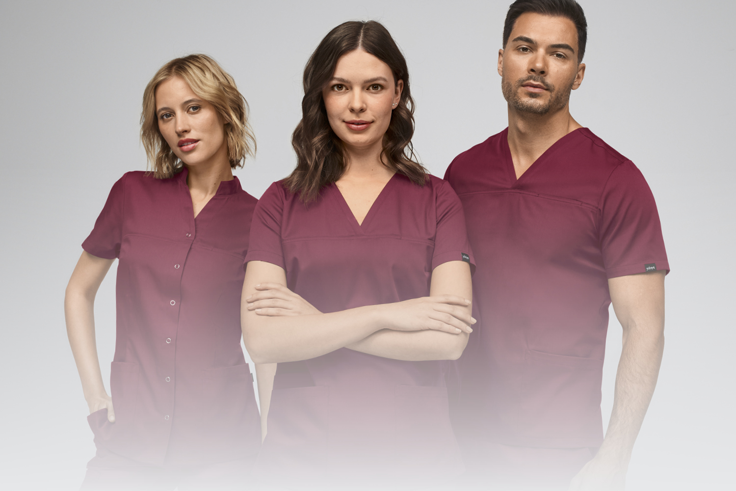 Kolme henkilöä 7days-työvaatteissa katsovat toisiaan